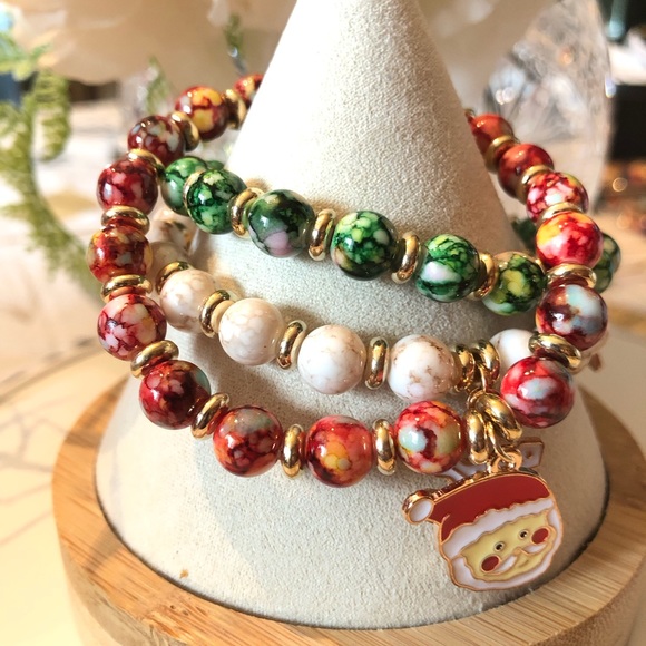 Christmas stackable Bracelets Set Santa Tree Snowflake Charms Beaded Elastic New - Picture 5 of 5